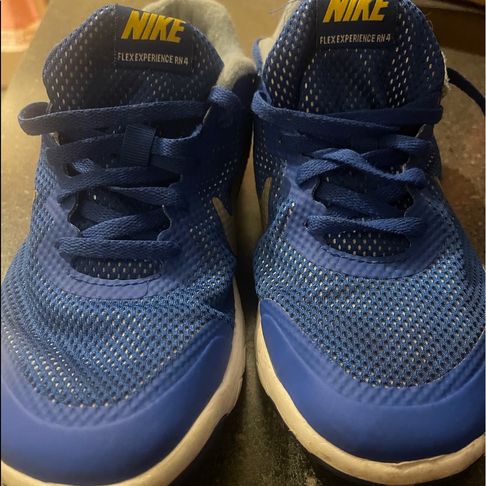 Pretty nike shoes. Home pet free!